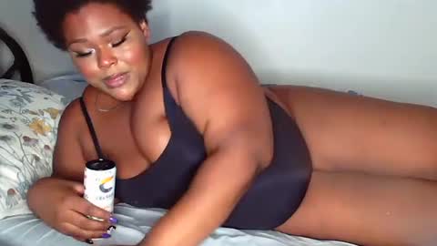 Snapshot of curvybcelinemixe chatting on 10.05.25 Cline online show from 10.05.25