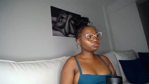Snapshot of cute_ass18 chatting on 03.04.25 Liya online show from 03.04.25