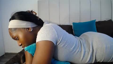Snapshot of cute_ass18 chatting on 10.06.25 Liya online show from 10.06.25