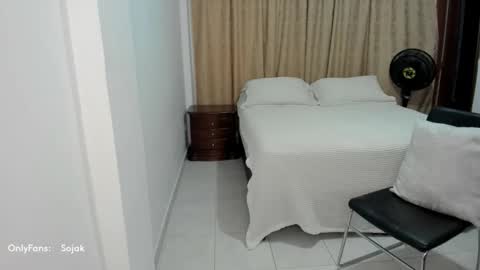 Snapshot of cute_brunett chatting on 10.21.25 Sara online show from 10.21.25