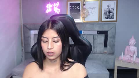 Snapshot of cute_martina_v chatting on 10.22.25 Martina online show from 10.22.25