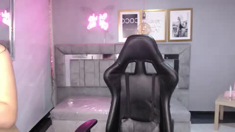 Snapshot of cute_martina_v chatting on 11.21.25 Martina online show from 11.21.25