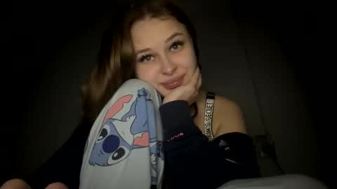 cute_shy00 online show from 11.10.25