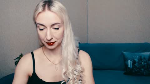 cute_smile_shy online show from 01.21.25