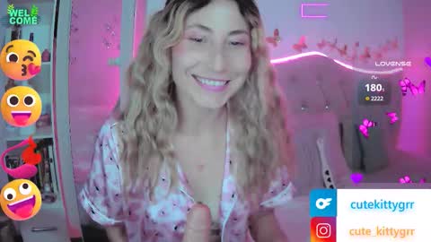 Snapshot of cuteee_kitty chatting on 09.13.25 Kitty online show from 09.13.25