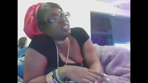 Snapshot of cuteshotkiki chatting on 11.24.25 mary mack online show from 11.24.25