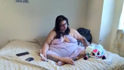 Snapshot of cutetea_time chatting on 10.17.25 Cutetea online show from 10.17.25