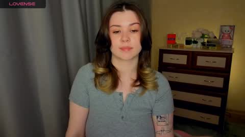 Snapshot of cutie_mili chatting on 04.19.26 mili online show from 04.19.26