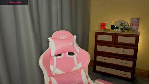 Snapshot of cutie_mili chatting on 04.24.26 mili online show from 04.24.26