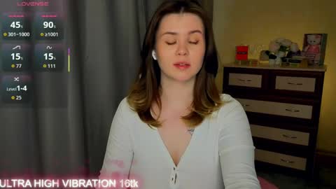 Snapshot of cutie_mili chatting on 05.18.26 mili online show from 05.18.26