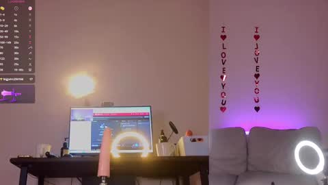 Snapshot of cutieotter chatting on 03.11.25 Ann online show from 03.11.25
