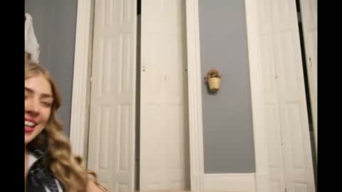 Snapshot of cyberm4ry chatting on 11.01.25 mary online show from 11.01.25