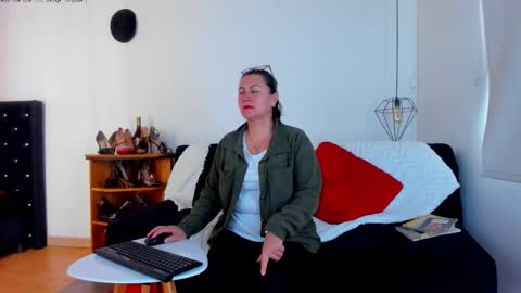 Mia  online show from 10.25.25