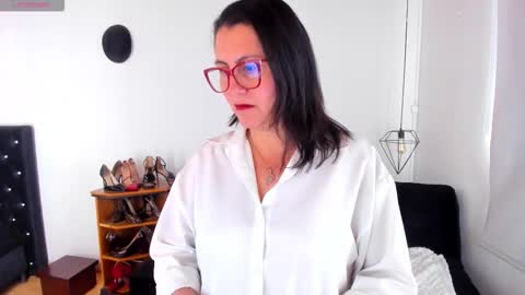 Mia  online show from 10.26.25