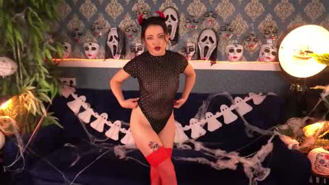 Dafni Mon online show from 10.31.25