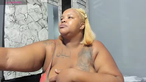 Snapshot of dahianajoss chatting on 01.28.25 Ebony Sex Dahian online show from 01.28.25