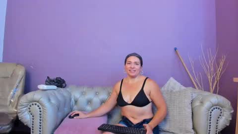 Snapshot of dahianeconnor chatting on 11.22.25 Dahiane Connor online show from 11.22.25