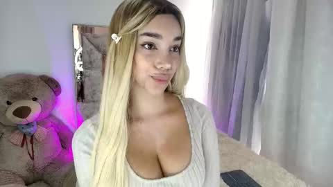 Snapshot of dahnia_cruz chatting on 10.22.25 dahnia_cruz online show from 10.22.25