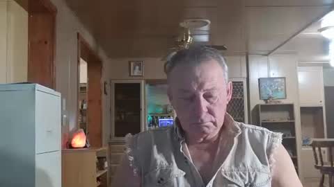 Snapshot of dakit2 chatting on 12.05.25 dakit online show from 12.05.25