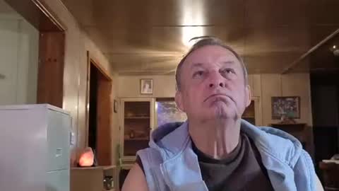 Snapshot of dakit2 chatting on 12.18.25 dakit online show from 12.18.25