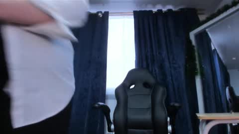 Snapshot of dakotaagray chatting on 12.22.25 Dakotaagray online show from 12.22.25