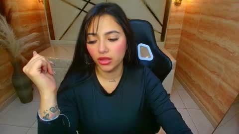 Snapshot of dakotha_v chatting on 11.28.25 Dakotha online show from 11.28.25