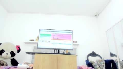 Snapshot of dalia_2 chatting on 09.22.25 Ren online show from 09.22.25