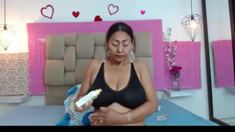 Snapshot of damaryleon chatting on 12.15.25 damaryleon online show from 12.15.25