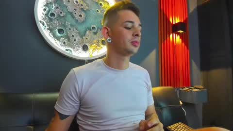 Snapshot of damian__oliver chatting on 12.02.24 Damian Oliver online show from 12.02.24