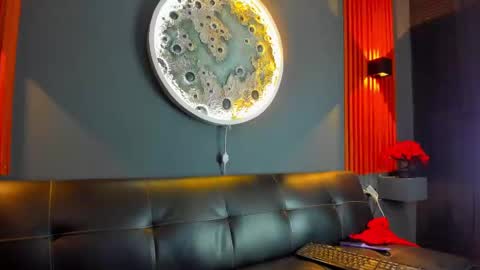 Snapshot of damian__oliver chatting on 12.28.24 Damian Oliver online show from 12.28.24