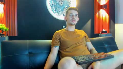 Snapshot of damian__oliver chatting on 01.17.25 Damian Oliver online show from 01.17.25