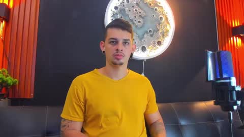 Snapshot of damian__oliver chatting on 03.10.25 Damian Oliver online show from 03.10.25