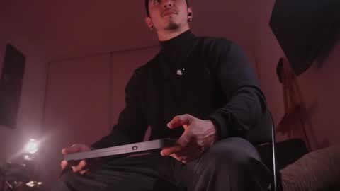 Snapshot of damianow chatting on 12.19.25 insta damn8 -------- online show from 12.19.25