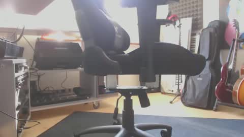 Snapshot of damien_000 chatting on 03.04.25 Ray online show from 03.04.25