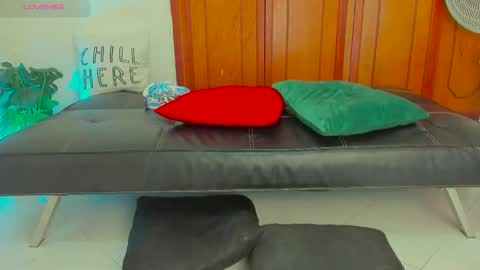 Kary-- independent model Schedule 0530am-1000am colombian time online show from 12.18.24