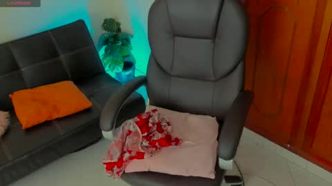 Kary-- independent model Schedule 0530am-1000am colombian time online show from 02.10.25