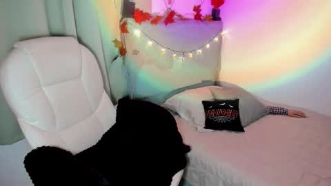 Snapshot of damn_that_booty chatting on 10.18.25 Criss online show from 10.18.25