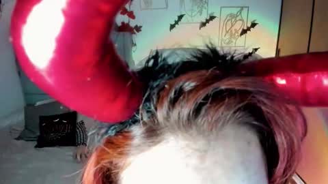 Snapshot of damn_that_booty chatting on 10.23.25 Criss online show from 10.23.25