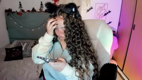 Snapshot of damn_that_booty chatting on 10.28.25 Criss online show from 10.28.25