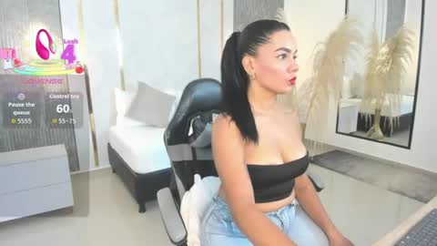 Snapshot of dana_daree chatting on 07.15.26 D A N A online show from 07.15.26