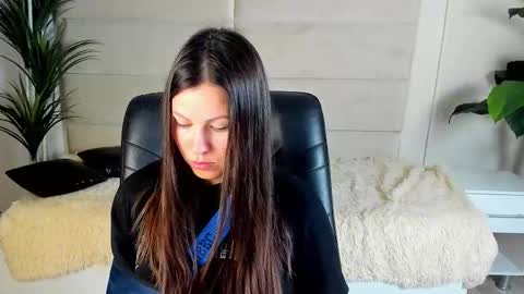 Dana Dom online show from 11.17.25