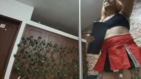 Snapshot of dania_ch chatting on 11.16.25 Dania online show from 11.16.25