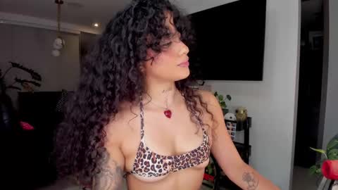 Snapshot of daniela_arenas chatting on 11.21.25 daniela_arenas online show from 11.21.25