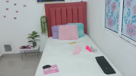 Snapshot of daniela_lan chatting on 10.17.25 daniela_lan online show from 10.17.25