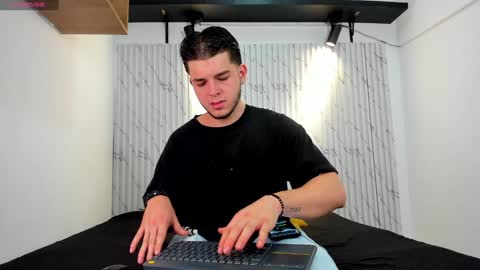 Snapshot of danielclarton chatting on 01.02.25 DANIEL online show from 01.02.25