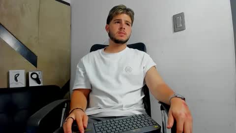 Snapshot of danielclarton chatting on 09.09.25 DANIEL online show from 09.09.25
