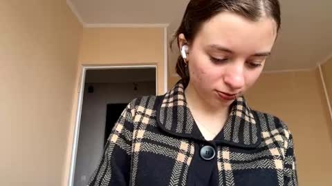 Snapshot of daniellevaulet chatting on 11.01.25 Mia online show from 11.01.25