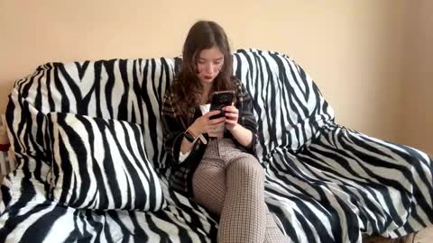 Snapshot of daniellevaulet chatting on 11.28.25 Mia online show from 11.28.25