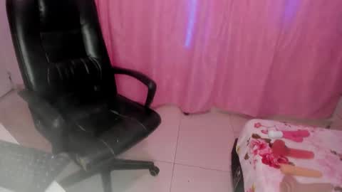 Danna Sofia jeins online show from 11.18.25