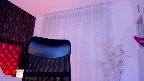 Snapshot of dannastaar chatting on 12.19.24 Danna online show from 12.19.24